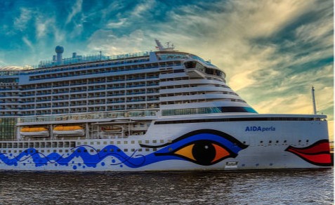 AIDA perla Kreuzfahrtschiff vor Hamburg im Meer