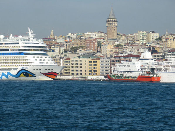 AIDA auf See vor Istanbul, Türkei