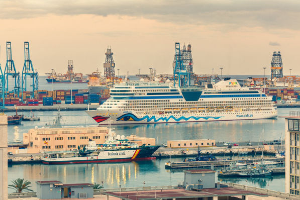 AIDA im Hafen vor Las Palmas, Gran Canaria