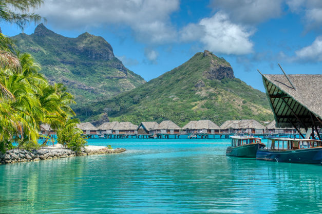 Hütten an der Küste Tahitis, Französisch-Polynesien
