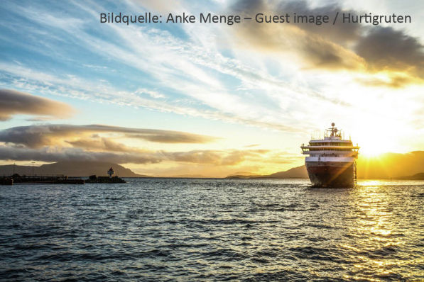 Ms Nordkapp Schiff auf Meer vor Sonnenuntergang