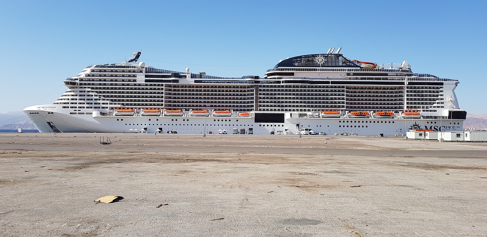 MSC Bellissima am Kai. Foto: Gérard; Quelle: Wikimedia Commons, https://commons.wikimedia.org/wiki/File:MSC_Bellissima_docked.jpg; Lizenz: CC0 1.0, https://creativecommons.org/publicdomain/zero/1.0/