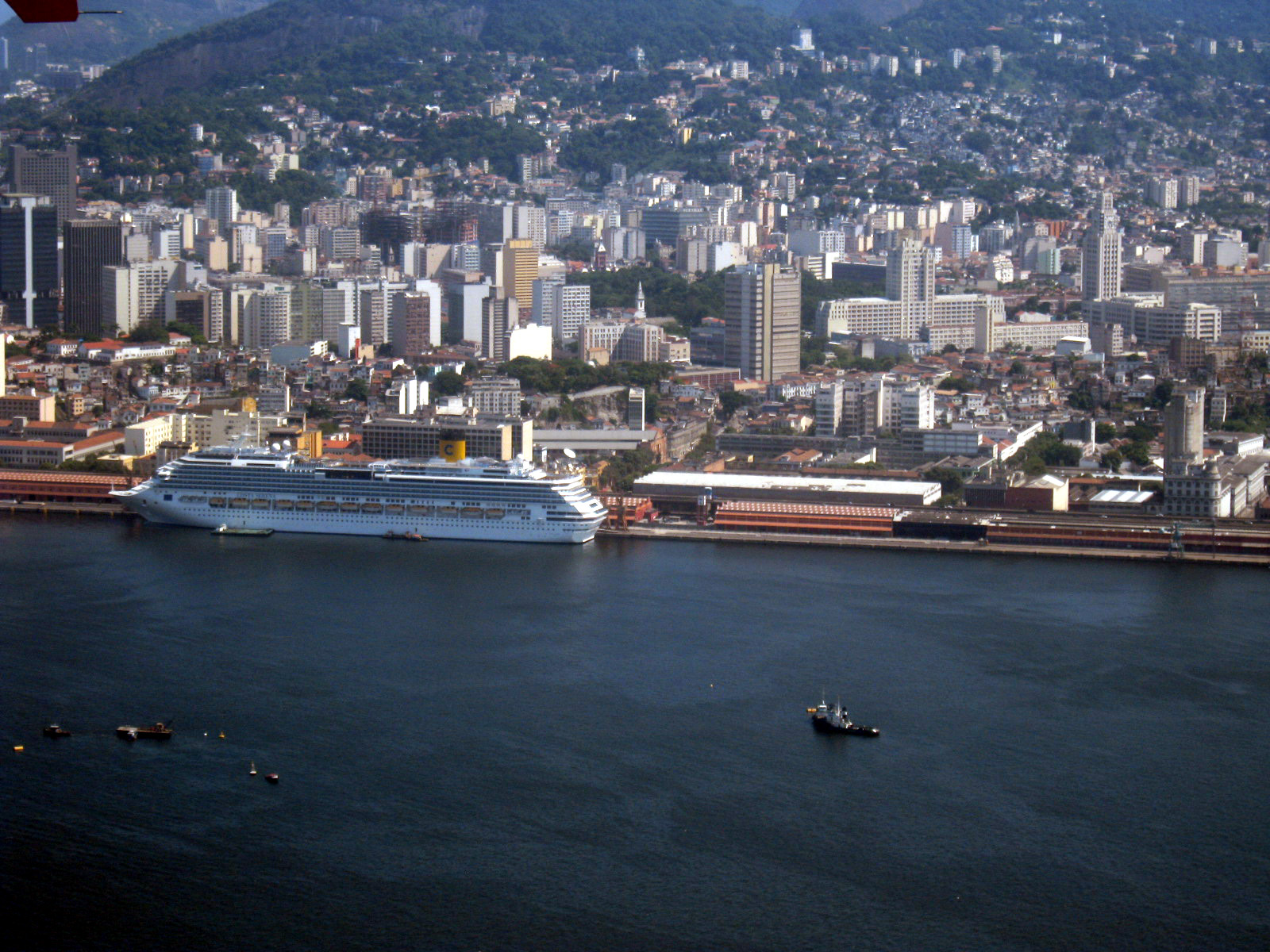 Costa Serena im Hafen von Rio de Janeiro. Foto: Jorge Andrade; Quelle: Wikimedia Commons, https://commons.wikimedia.org/wiki/File:Cruise_Ship_Costa_Serena_docked_in_Rio_de_Janeiro_(city)_-_Feb._2011.jpg; Lizenz: CC BY 2.0, https://creativecommons.org/licenses/by/2.0/