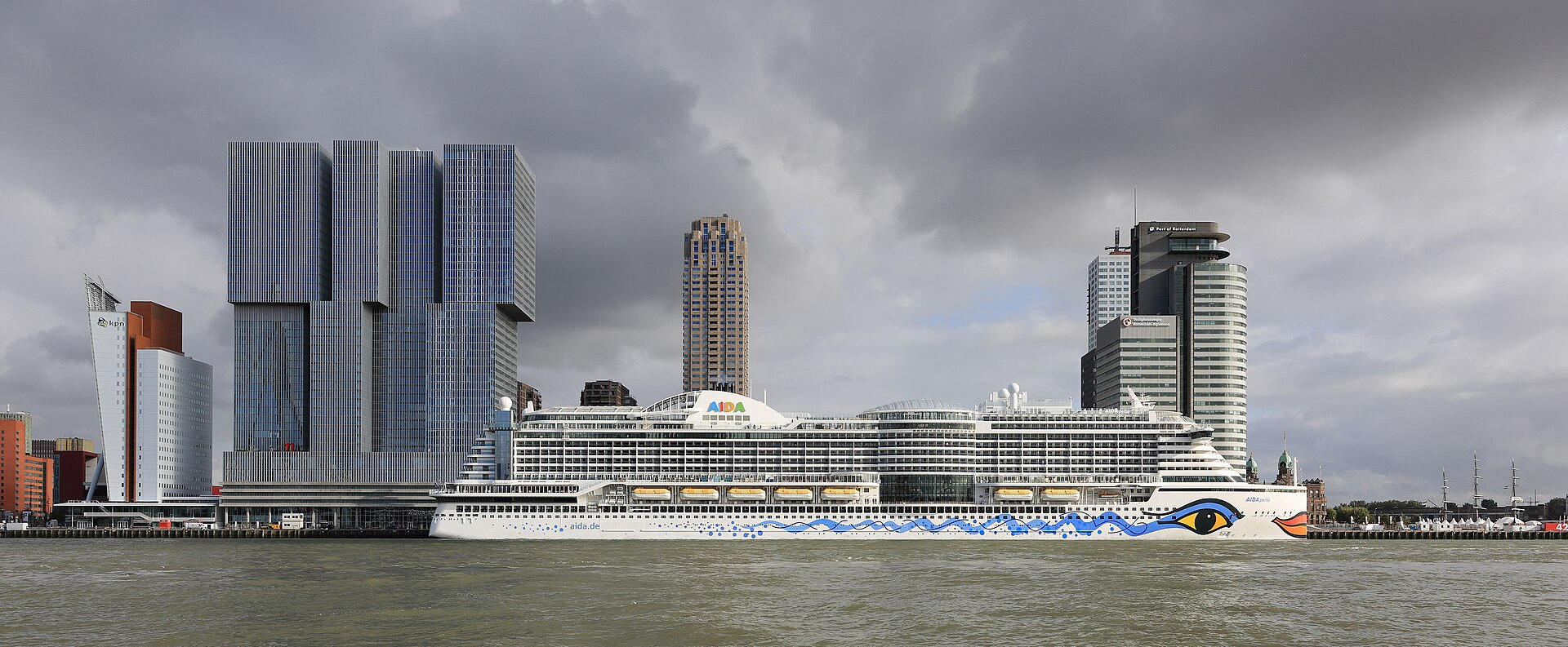 AIDAperla in Rotterdam. Foto: Martin Falbisoner; Quelle: Wikimedia Commons, https://commons.wikimedia.org/wiki/File:AIDAperla_in_Rotterdam_-_September_2019.jpg; Lizenz: CC BY-SA 4.0, https://creativecommons.org/licenses/by-sa/4.0/
