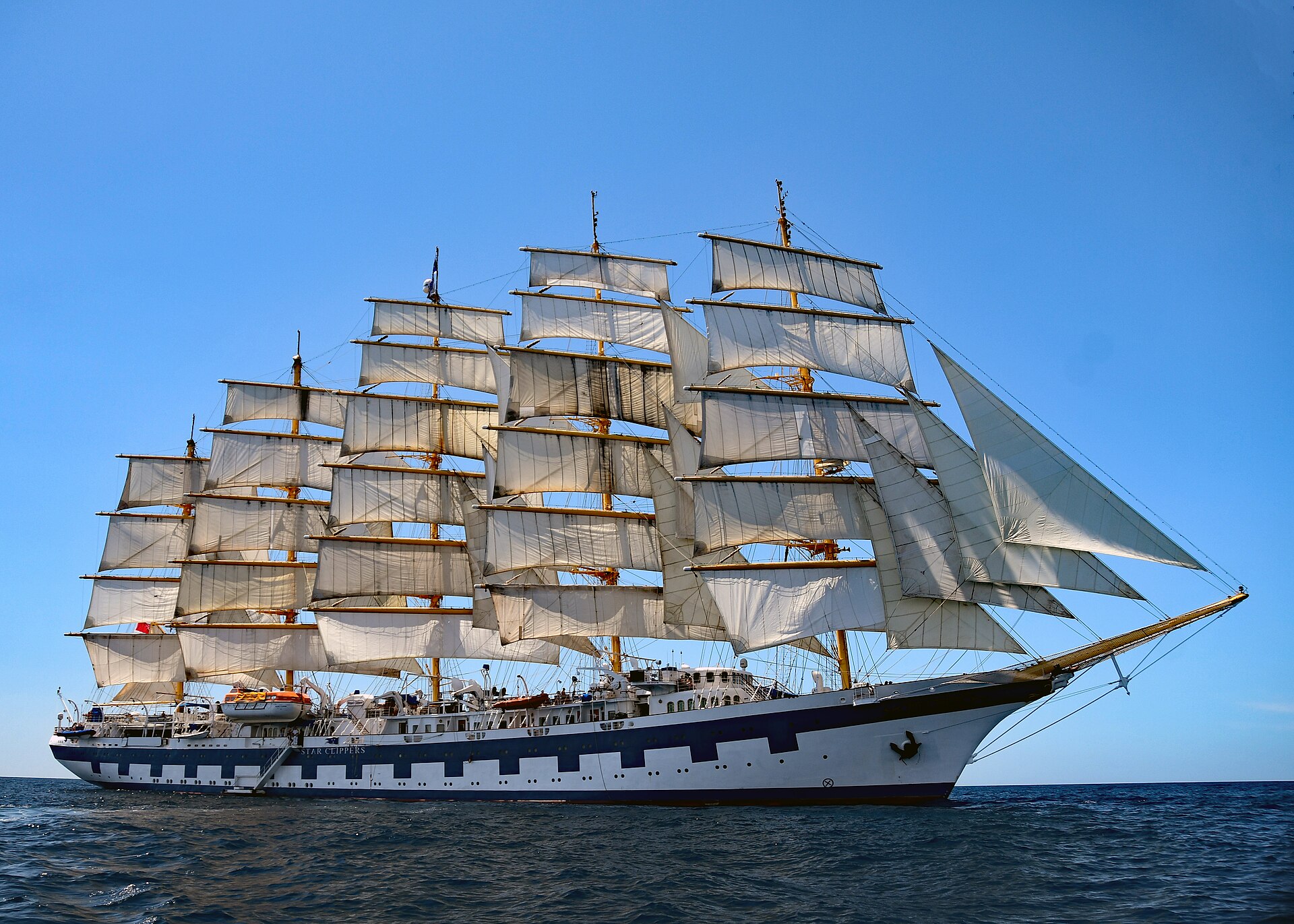 Segelschiff Royal Clipper auf See. Foto: Corvair Owner; Quelle: Wikimedia Commons, https://commons.wikimedia.org/wiki/File:Royal_Clipper_at_sea.jpg; Lizenz: CC BY-SA 2.0, https://creativecommons.org/licenses/by-sa/2.0/