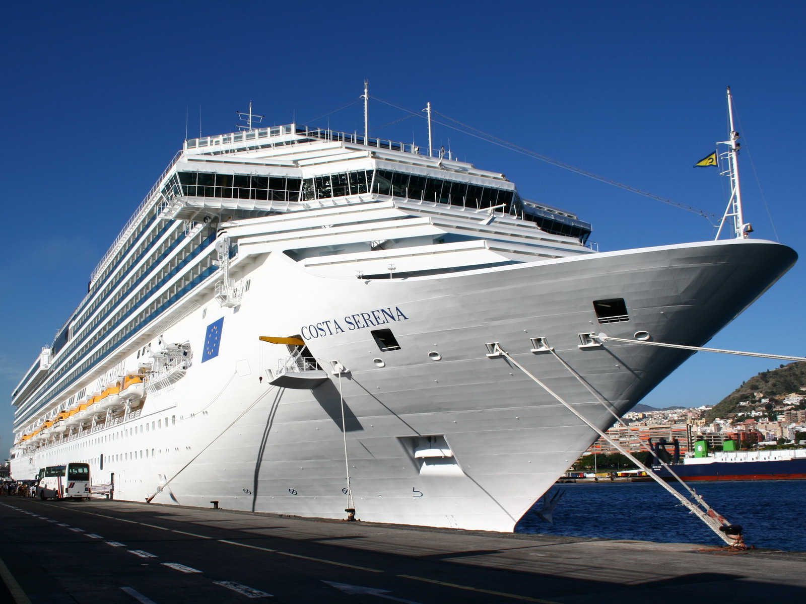 Kreuzfahrtschiff Costa Serena. Foto: Herbert Klaeren; Quelle: Wikimedia Commons, https://commons.wikimedia.org/wiki/File:CostaSerena.jpg; Lizenz: CC BY-SA 2.0 DE, https://creativecommons.org/licenses/by-sa/2.0/de/