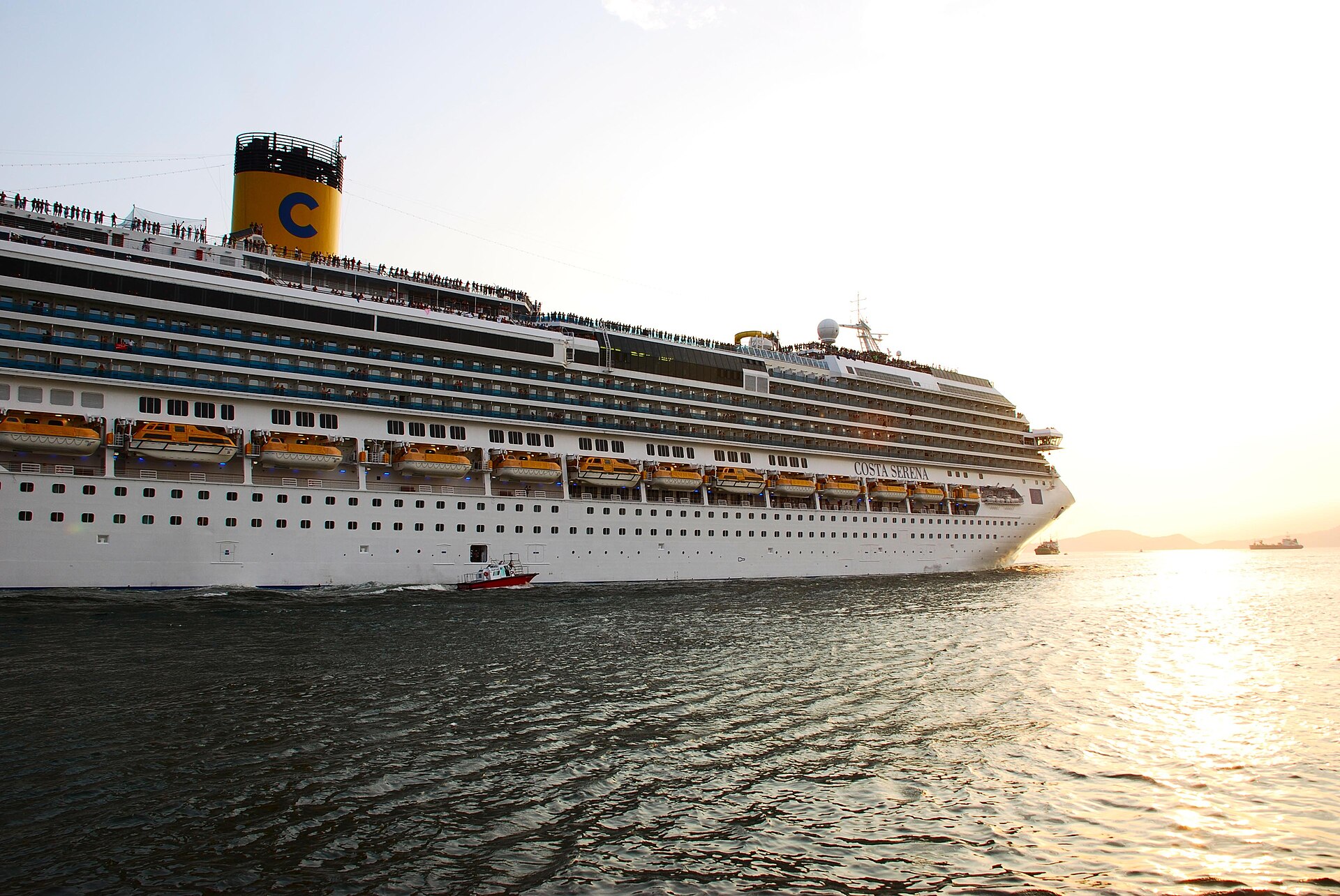 Costa Serena im Hafen von Santos. Foto: Vicente Eugenio; Quelle: Wikimedia Commons, https://commons.wikimedia.org/wiki/File:Cruzeiro_Costa_Serena_em_Santos%2C_SP_(6746360803).jpg; Lizenz: CC BY 2.0, https://creativecommons.org/licenses/by/2.0/