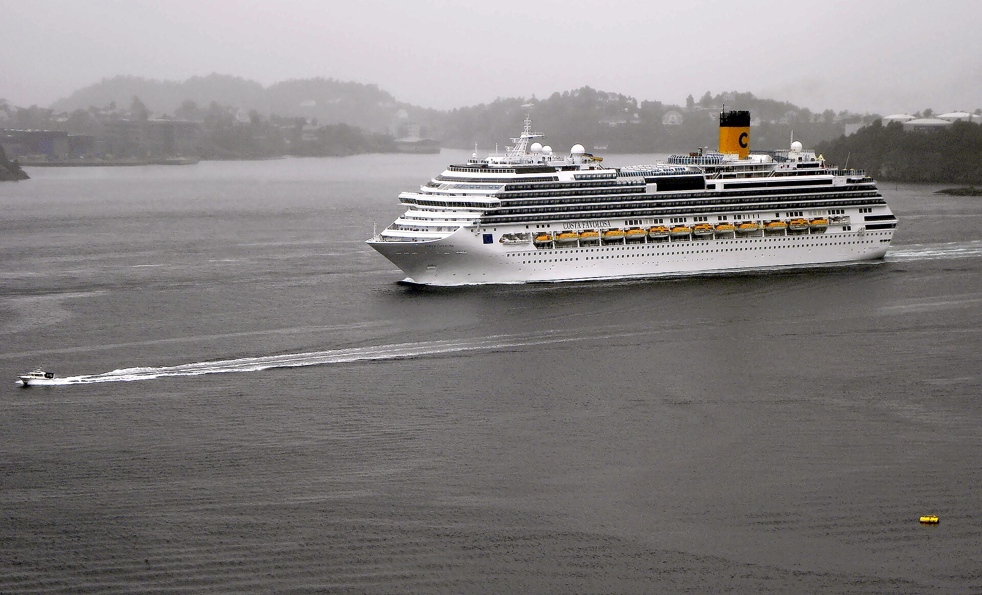 Costa Favolosa beim Auslaufen aus Bergen. Foto: Odd Roar Aalborg; Quelle: Wikimedia Commons, https://commons.wikimedia.org/wiki/File:Cruise_ship_Costa_Favolosa_upon_departure_from_Bergen%2C_Norway.jpg; Lizenz: CC BY-SA 4.0, https://creativecommons.org/licenses/by-sa/4.0/