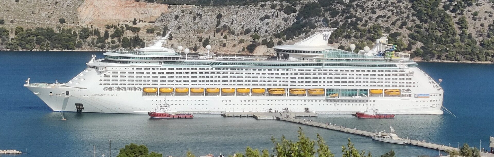 Explorer of the Seas in Argostoli, Griechenland. Foto: Jack Adamenko; Quelle: Wikimedia Commons, https://commons.wikimedia.org/wiki/File:Explorer_of_the_Seas_docked_in_Argostoli_(2023).jpg; Lizenz: CC BY 4.0, https://creativecommons.org/licenses/by/4.0/