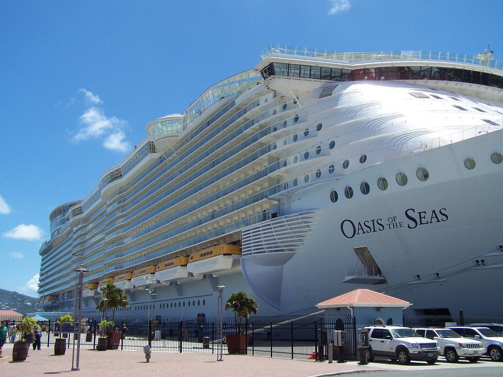 Oasis of the Seas am Kreuzfahrtpier von St. Thomas. Foto: Paul Dickerson; Quelle: Wikimedia Commons, https://commons.wikimedia.org/wiki/File:Oasis_of_the_Seas_docked_at_St._Thomas_pier.jpg; Lizenz: CC BY 2.0, https://creativecommons.org/licenses/by/2.0/