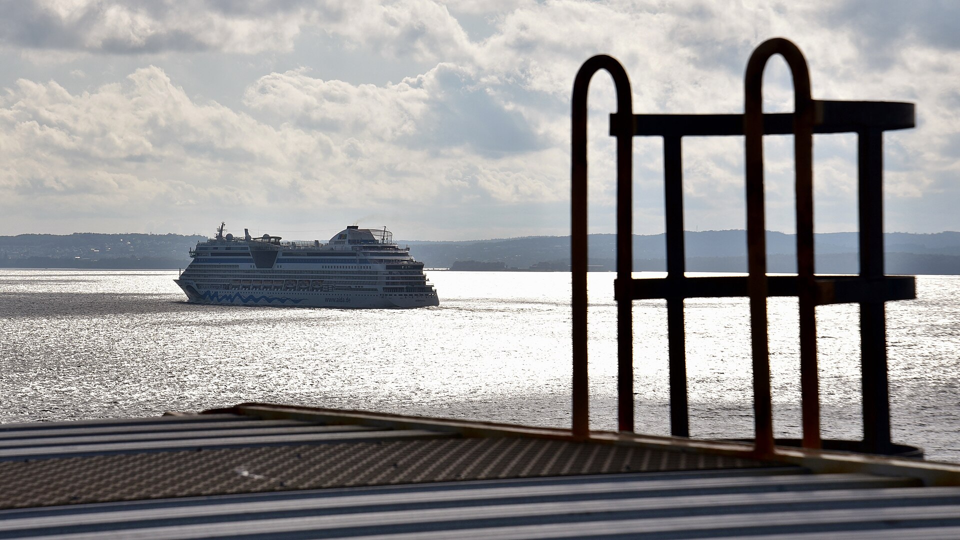 AIDAbella im Oslofjord. Foto: Bahnfrend; Quelle: Wikimedia Commons, https://commons.wikimedia.org/wiki/File:AIDAbella%2C_Oslofjorden%2C_2019_(01).jpg; Lizenz: CC BY-SA 4.0, https://creativecommons.org/licenses/by-sa/4.0/