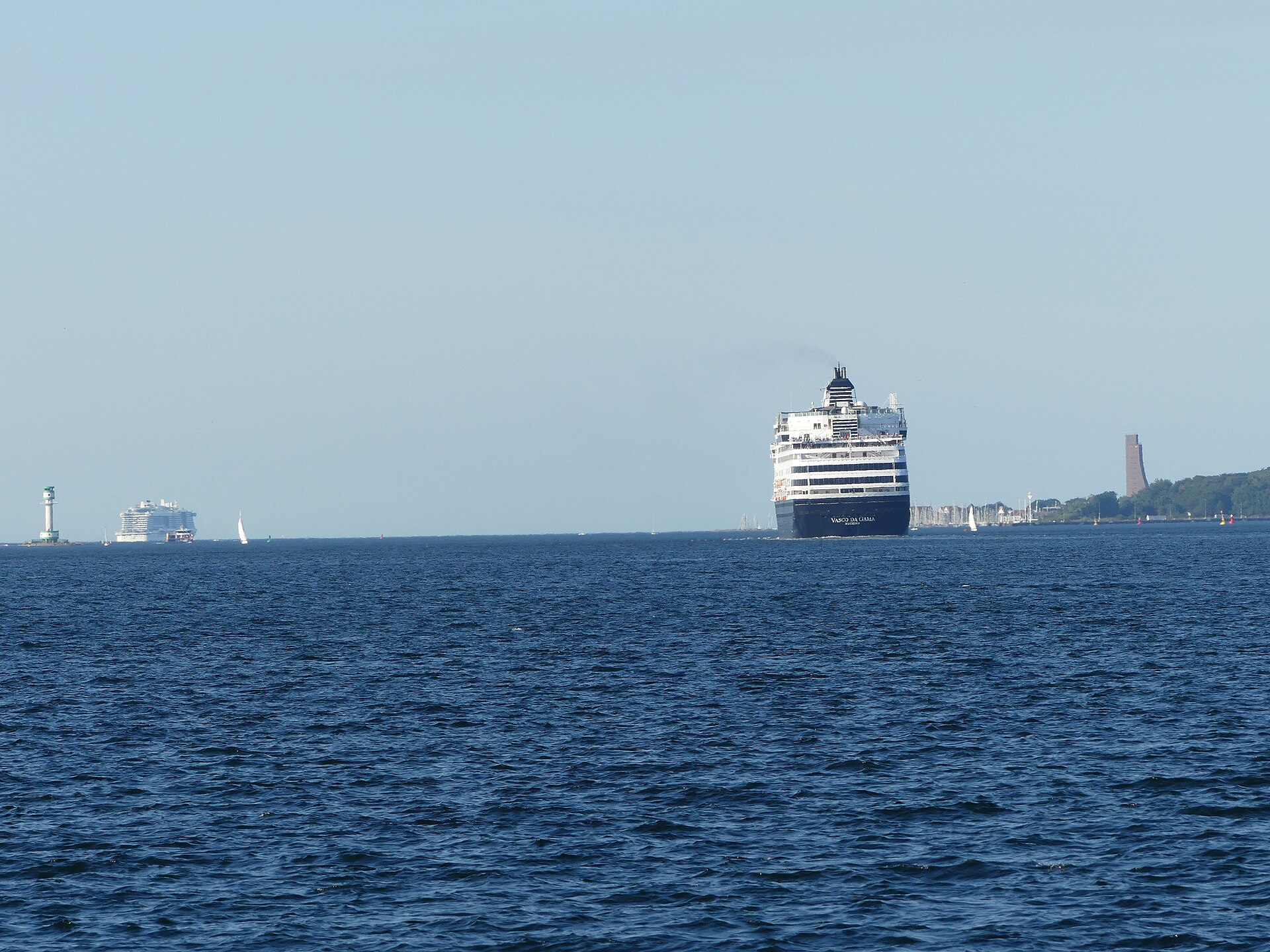 VASCO DA GAMA beim Auslaufen aus Kiel. Foto: HenSti; Quelle: Wikimedia Commons, https://commons.wikimedia.org/wiki/File:Vasco_da_Gama_leaving_Kiel_05.jpg; Lizenz: CC BY-SA 4.0, https://creativecommons.org/licenses/by-sa/4.0/