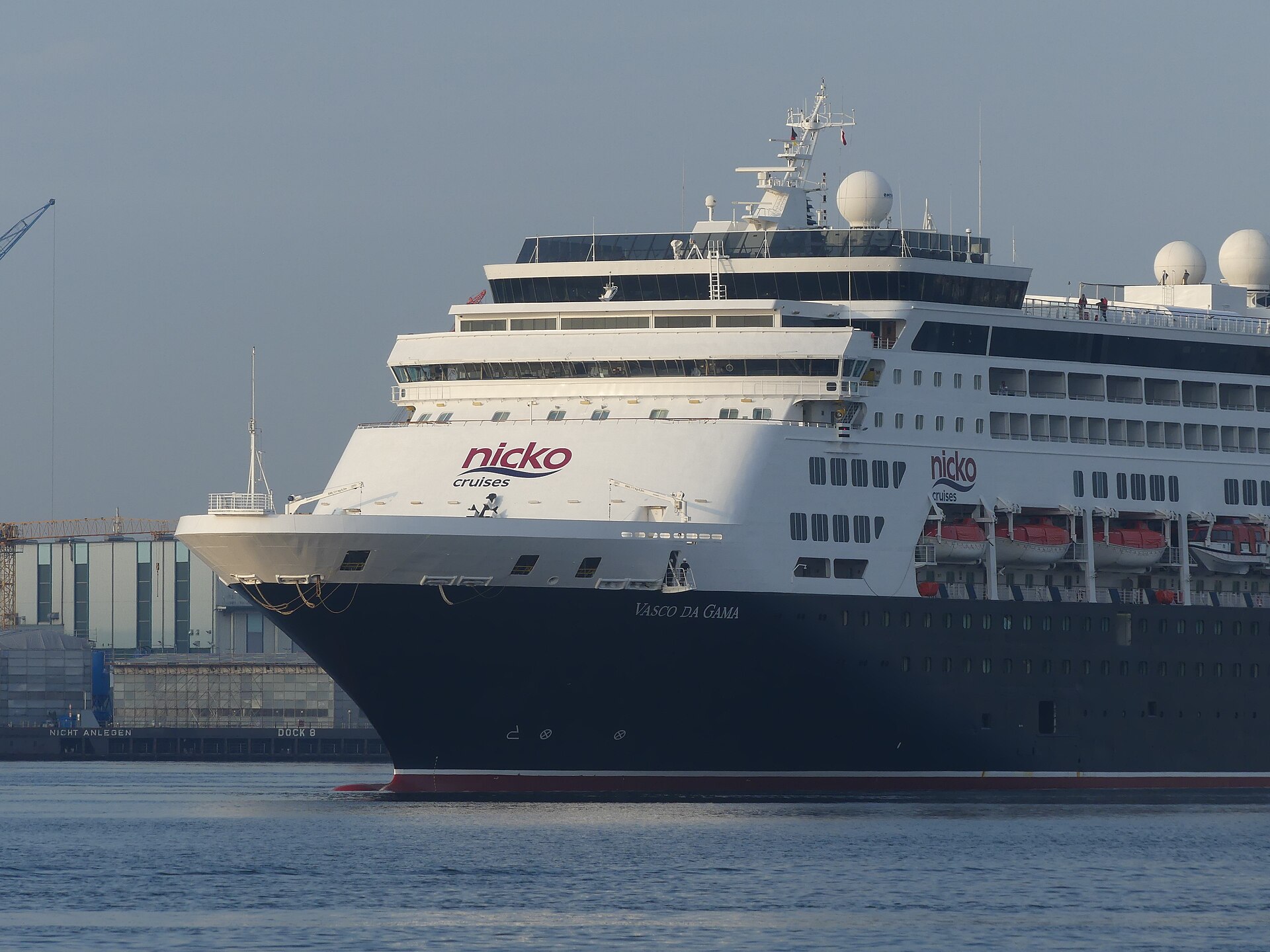 VASCO DA GAMA in Kiel. Foto: HenSti; Quelle: Wikimedia Commons, https://commons.wikimedia.org/wiki/File:Nicko_Cruises_Vasco_da_Gama_Kiel_XII.jpg; Lizenz: CC BY-SA 4.0, https://creativecommons.org/licenses/by-sa/4.0/