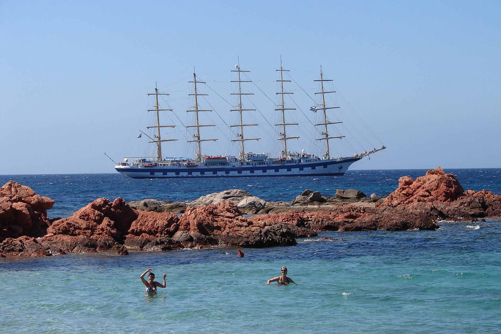 Royal Clipper vor Palombaggia auf Korsika. Foto: Antony Stanley; Quelle: Wikimedia Commons, https://commons.wikimedia.org/wiki/File:Ship_off_Palombaggia_beach%2C_Corsica_(2581138578).jpg; Lizenz: CC BY-SA 2.0, https://creativecommons.org/licenses/by-sa/2.0/