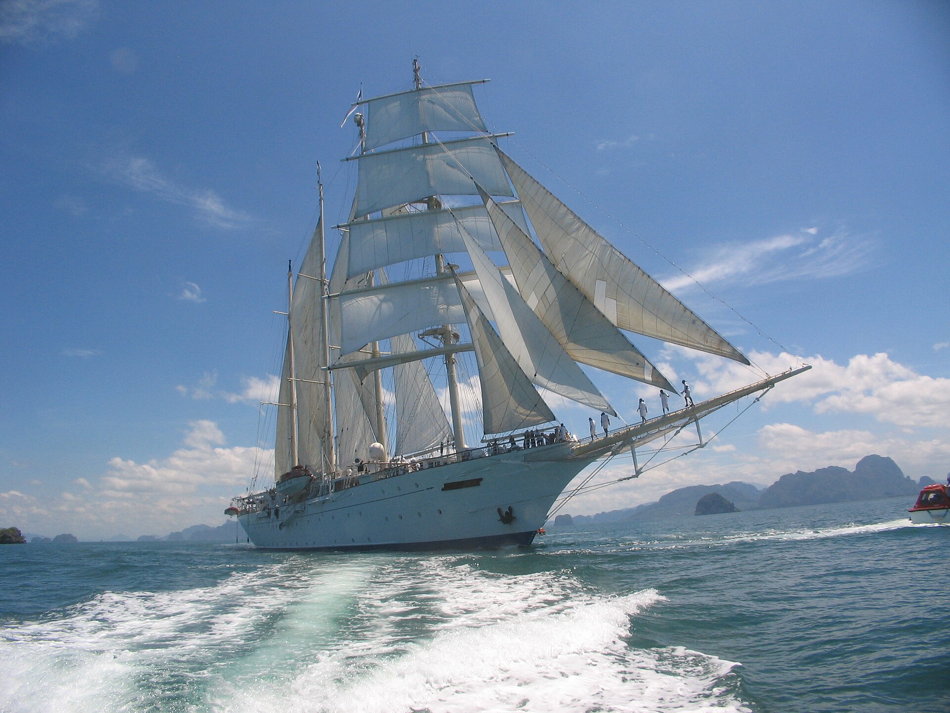 Segelschiff Star Clipper unter Segeln. Foto: wileypics; Quelle: Wikimedia Commons, https://commons.wikimedia.org/wiki/File:Star_Clipper.jpg; Lizenz: CC BY 2.0, https://creativecommons.org/licenses/by/2.0/