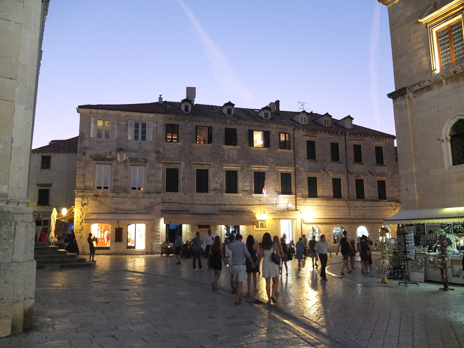Altstadt von Dubrovnik am Abend. Foto: www.traveljunction.com; Quelle: Wikimedia Commons, https://commons.wikimedia.org/wiki/File:Dusk_falls_over_Dubrovnik's_picturesque_Old_Town_(20951256489).jpg; Lizenz: CC BY-SA 2.0, https://creativecommons.org/licenses/by-sa/2.0/